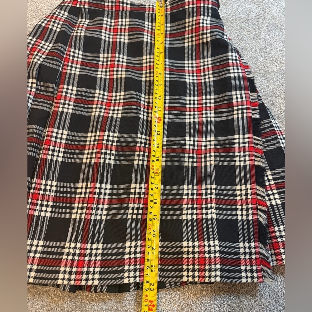 🍁 Classic Tartan Wool Pleated Skirt – Size 10 | Made in Canada - Picture 2 of 5